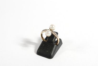 null A toi et moi ring in 18K yellow gold 750‰ adorned with two pearls and small...