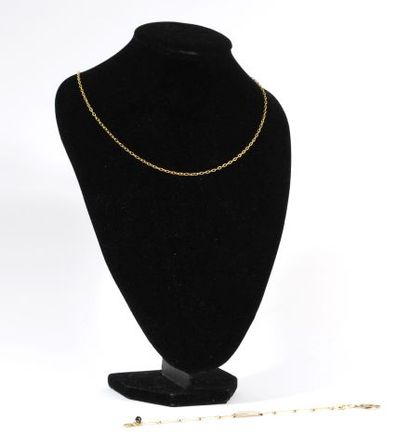 null Set in 18K yellow gold 750‰ : 

- Yellow gold chain. Weight: 6.2 g - Length:...
