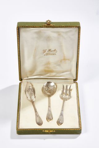 null Silver candy set 925‰ composed of three pieces with finely engraved and chased...