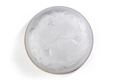 null Moulded frosted glass tripod bowl decorated with marine animals. Silver mounting...