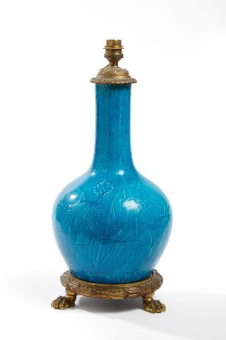 null Vase en porcelaine bleue turquoise à décor en incisé de bambous. 

Adapté d'une...