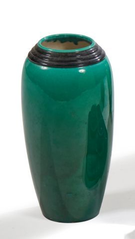  * Paul MILET à SEVRES 
Vase de forme ovoïde en porcelaine vert et noir à décor de...