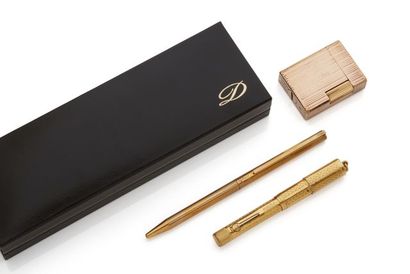 null DUPONT

- Gold plated metal lighter 

- Ballpoint pen in gilded metal. In a...