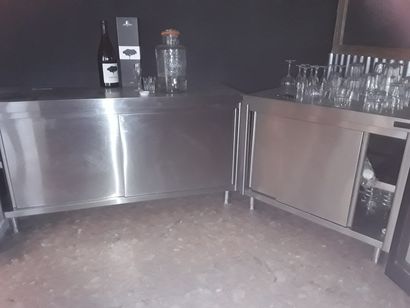 null 2 meubles bas inox à 2 portes coulissantes