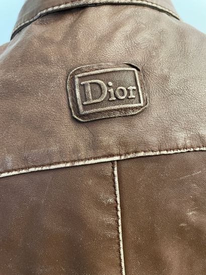 null ** CHRISTIAN DIOR 

Veste en cuir marron, col amovible.

Usures, en l'état.

T....