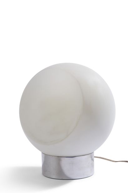 null * Travail Contemporain 

Lampe présentant un globe en verre opalin doublement...