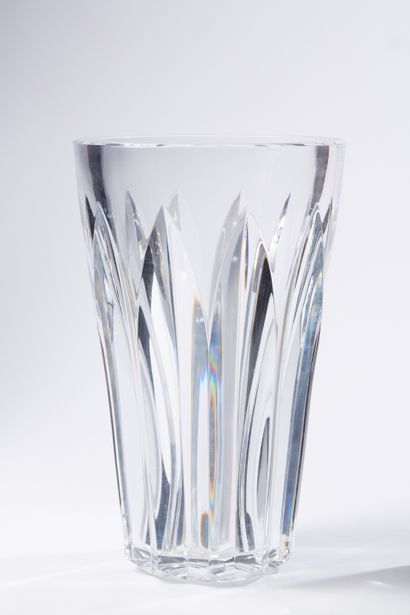 null ** BACCARAT 

Important vase en cristal taillé.

Signé sous la base.

H. 30;5...