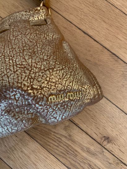 null MIU MIU

Sac à main de forme besace en cuir bronze, l'anse tressée.

40 x 23...