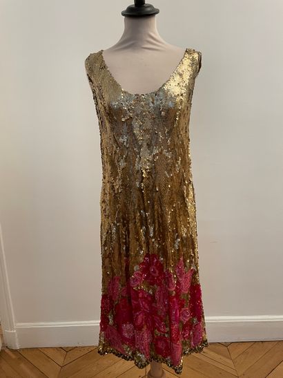 null Very beautiful dress entirely embroidered with golden sequins and pink flowers...