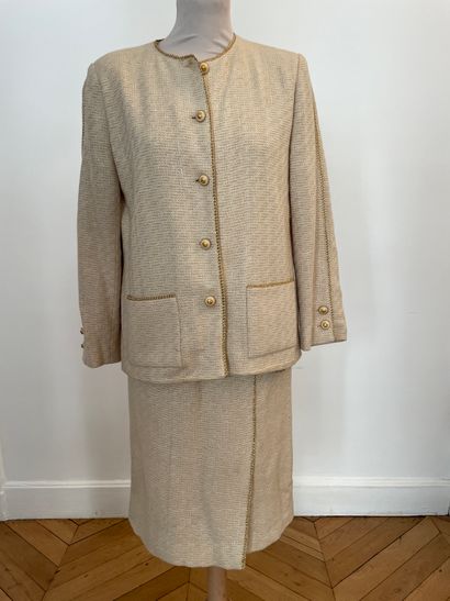 null CHANEL boutique 

Suit made of a jacket and a skirt in light tweed and gold...