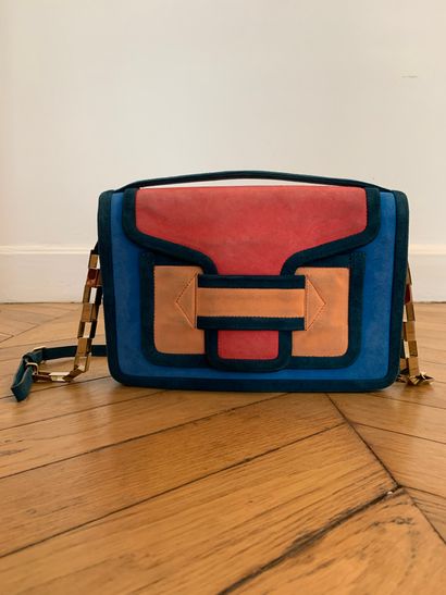null PIERRE HARDY 

Rectangular bag with flap in color-block suede. Shoulder strap.

Height...