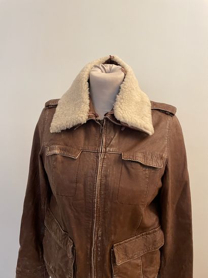 null CHRISTIAN DIOR 

Brown leather jacket, removable collar.

Worn, as is.

T. 34/36...