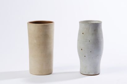 null * Ensemble comprenant deux vases en céramique émaillée.

H. 19 et 20 cm