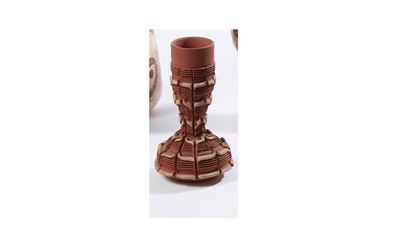 null Ecole Contemporaine 

Vase en terre cuite à décor incisé.

H. 17,5 cm