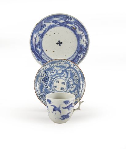 null CHINE 

Ensemble en porcelaine à décor en bleu sous couverte comprenant deux...
