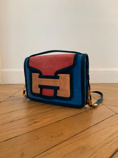 null PIERRE HARDY 

Rectangular bag with flap in color-block suede. Shoulder strap.

Height...