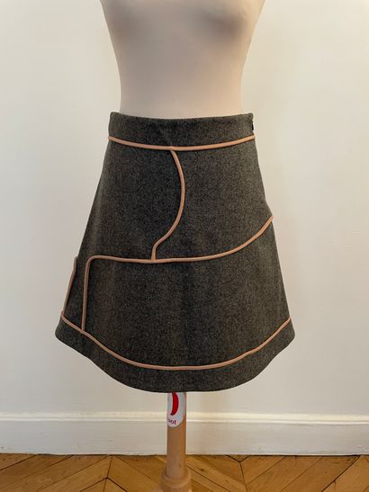 null MARNI 

Trapeze skirt in grey wool and old pink braid.

T. 38 

Width at the...