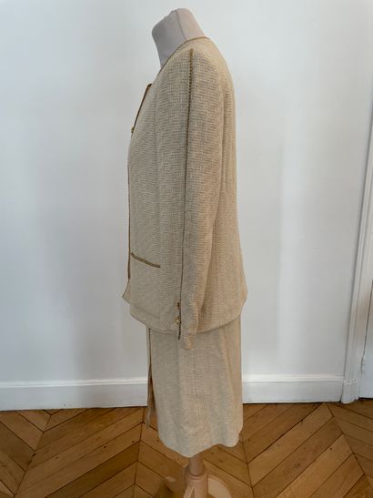 null CHANEL boutique 

Tailleur composé d'une veste et d'une jupe en tweed léger...