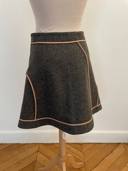 null MARNI 

Trapeze skirt in grey wool and old pink braid.

T. 38 

Width at the...