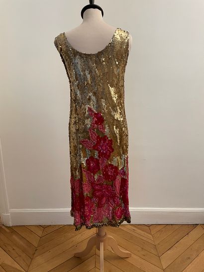 null ** Très belle robe entièrement brodée de sequins dorés à motifs de fleurs roses...