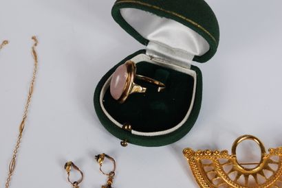 null Ensemble de bijoux comprenant : 

- Chaîne et chaîne sans fermoir à maillons...