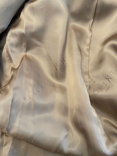 null MACKINTOSH 

Trench coat en laine beige.

T. 36

Largeur aux épaules 39 cm ,...