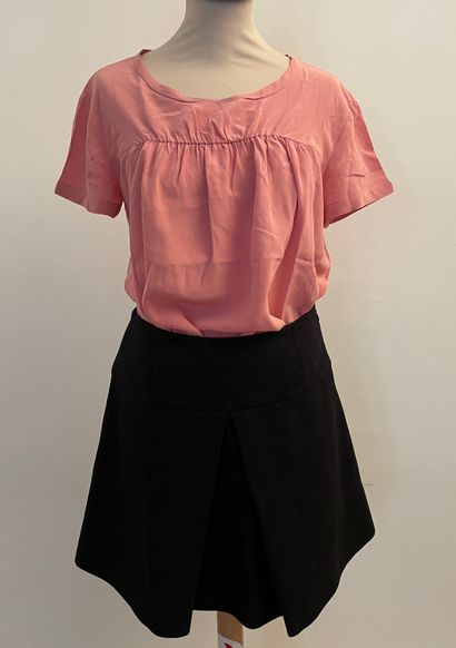 null MIU MIU 

Set including black wool skirt and pink silk top.

For the skirt,...