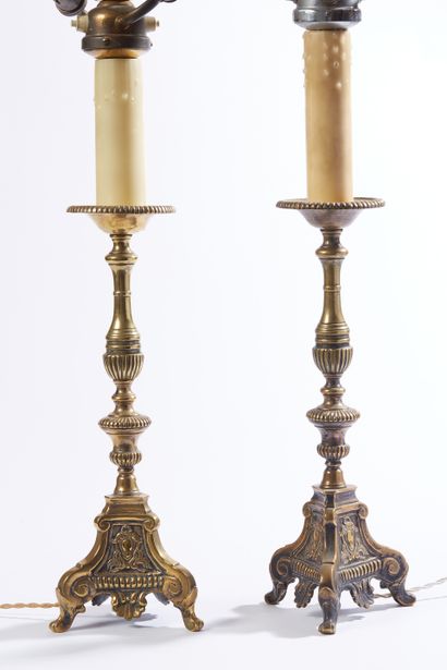 null Paire de pique-cierges d'eglise en laiton doré montés en lampe.

Style du XVIIIe...