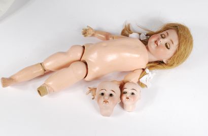 null Quatre poupées, têtes en porcelaine, corps en composition (en l'état) : 

Jumeau...