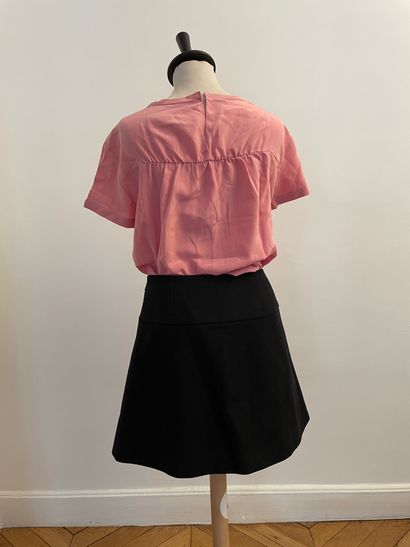 null MIU MIU 

Set including black wool skirt and pink silk top.

For the skirt,...