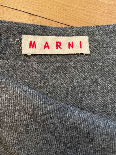 null MARNI 

Jupe trapèze en laine gris et galon vieux rose.

T. 38 

Largeur à la...