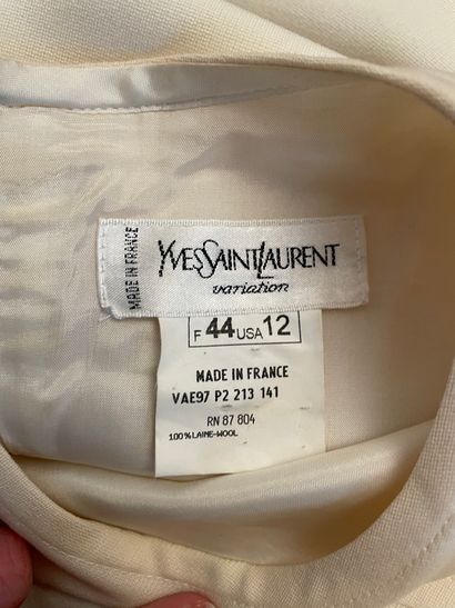 null YVES SAINT LAURENT variation 

Robe trapèze à manches courtes en laine écru.

Petites...