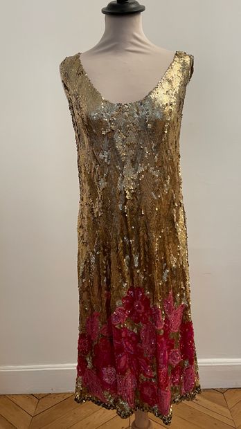 null ** Très belle robe entièrement brodée de sequins dorés à motifs de fleurs roses...