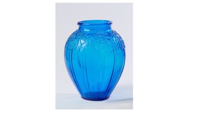 null Vase en verre pressé et moulé bleu à décor de fleurs.

H. 32 cm