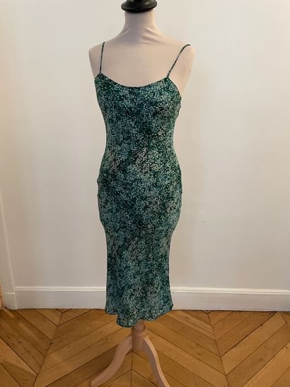null DIANE VON FURSTENBERG 

Silk dress with stylized motifs on a green background.

Size...