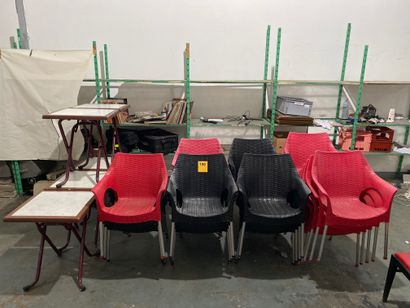 null * 15 chaises pastiques rouge

15 chaises plastiques noir

5 tables pliantes...
