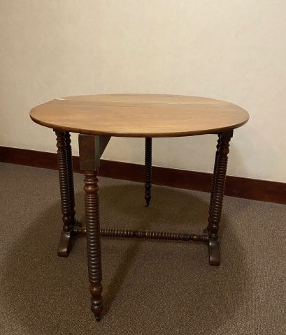 null Table called Gateleg in stained wood

Turned and molded wooden legs 

69 x 96...