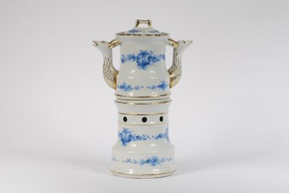 null PARIS

Tisanière en porcelaine blanche à motif de fleurs bleues et rehauts d'or,...