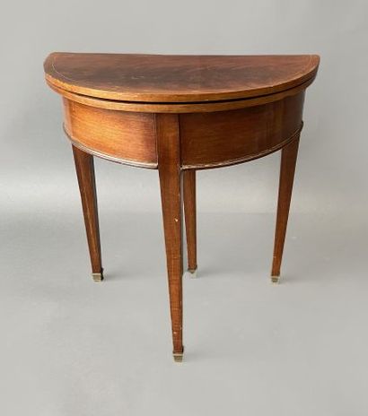 null Mahogany and veneer half-moon table that can form a small round table 

H. 66...