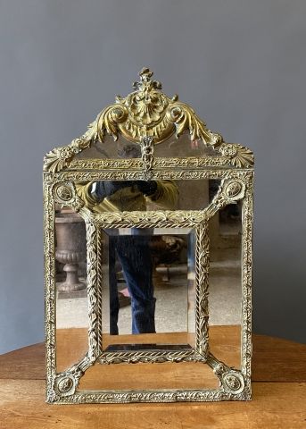 null Mirror with embossed brass bezels decorated with foliage

63 x 40 cm