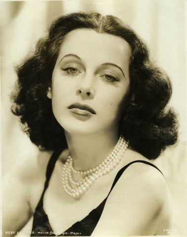  Photographe non identifié. Hedy Lamarr, vers 1940. Deux (2) tirages argentiques...