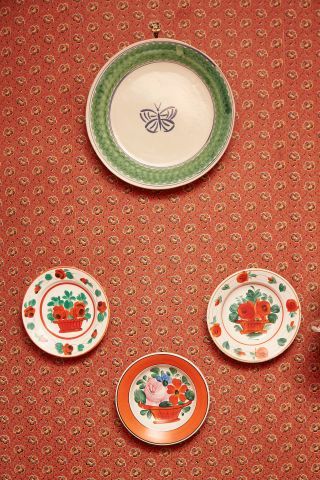 null Set of dishes and decorative plates including :

- 3 plates decorated with Saints...