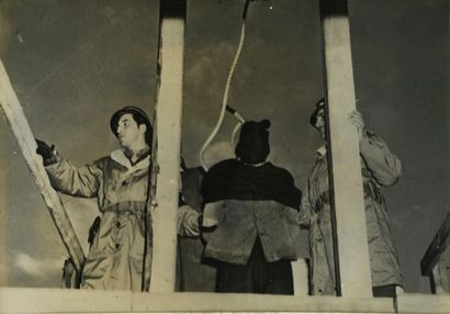 null Services de Presse américains. Exécution de nazi, 1944-1945. Cinq tirages argentiques...