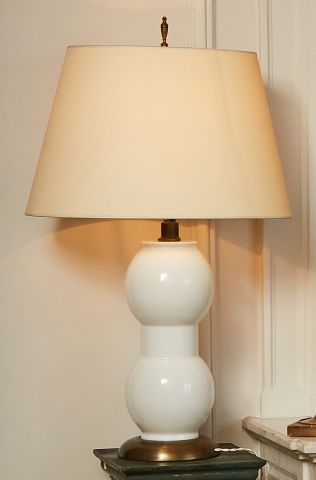 null Paire de lampes en opaline blanche adaptée d'une monture en laiton

H. totale...