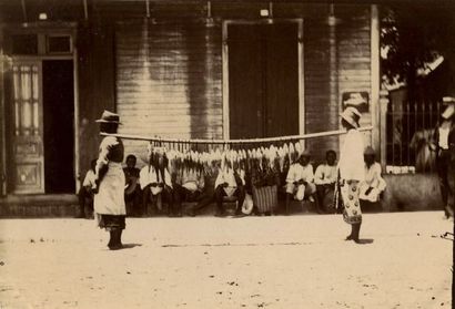 null 
Photographes non identifiés. Vie coloniale à Madagascar, 1898-1906. Cent-vingt-cinq...