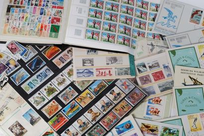 Lot de timbres, vrac, planches…