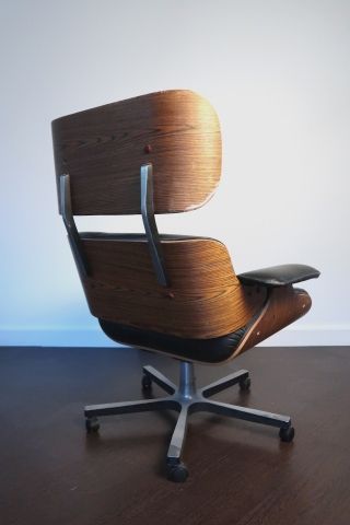 null Dans le goût de Charles Ray Eames

Fauteuil d'après le modèle Lounge Chair

Etat...