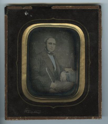  Photographe non identifié. Portrait d’homme à la pipe, 1842. Daguerréotype d’époque,...
