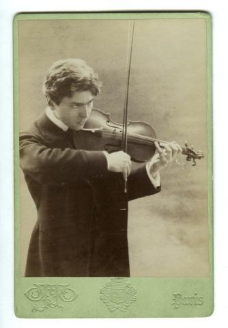  OTTO WEGENER (1843-1924). Georges Enesco (1881-1955) au violon, vers 1900. Tirage...