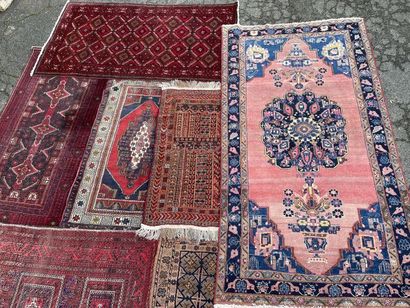 null Lot including 7 mechanical wool carpets in use